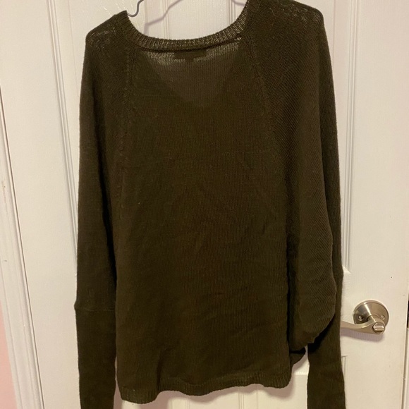 long sleeve green top perfect for fall time - Picture 2 of 4